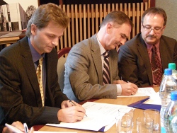 Podpisanie umowy o roboty budowlane dla inwestycji w dniu 15 padziernika 2009 roku fot. P.Mrz.