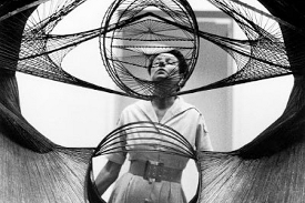 PEGGY GUGGENHEIM: UZALENIONA OD SZTUKI